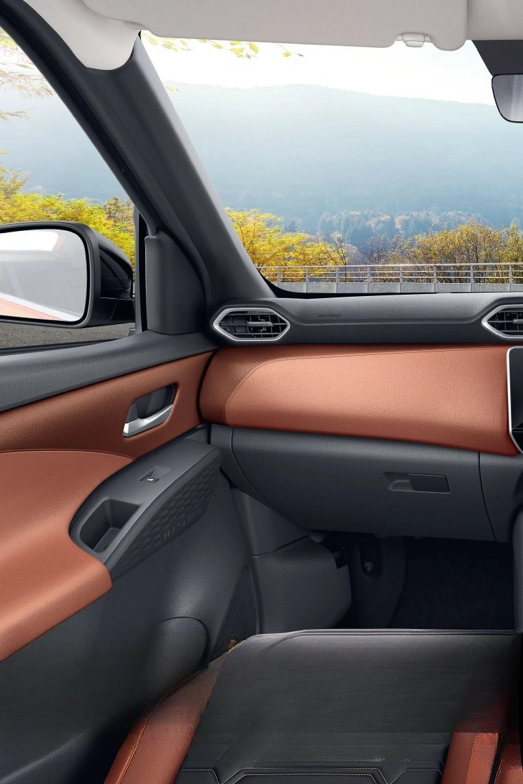 31-Nissan-MC-Interior-Desktop_764-x-1144_pix.jpg.ximg.l_full_h.smart (1)